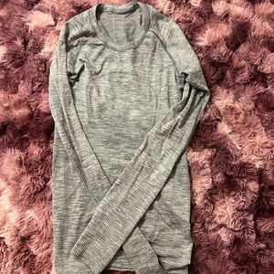 Lululemon Athletica Heathered Gray Long Sleeve Tee